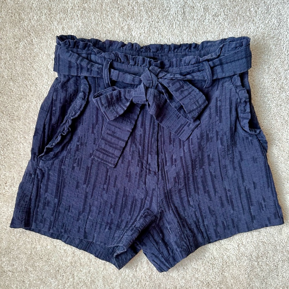 Bloomingdale’s Aqua - Navy Blue Tie Textured Shorts - Women’s Size: XS